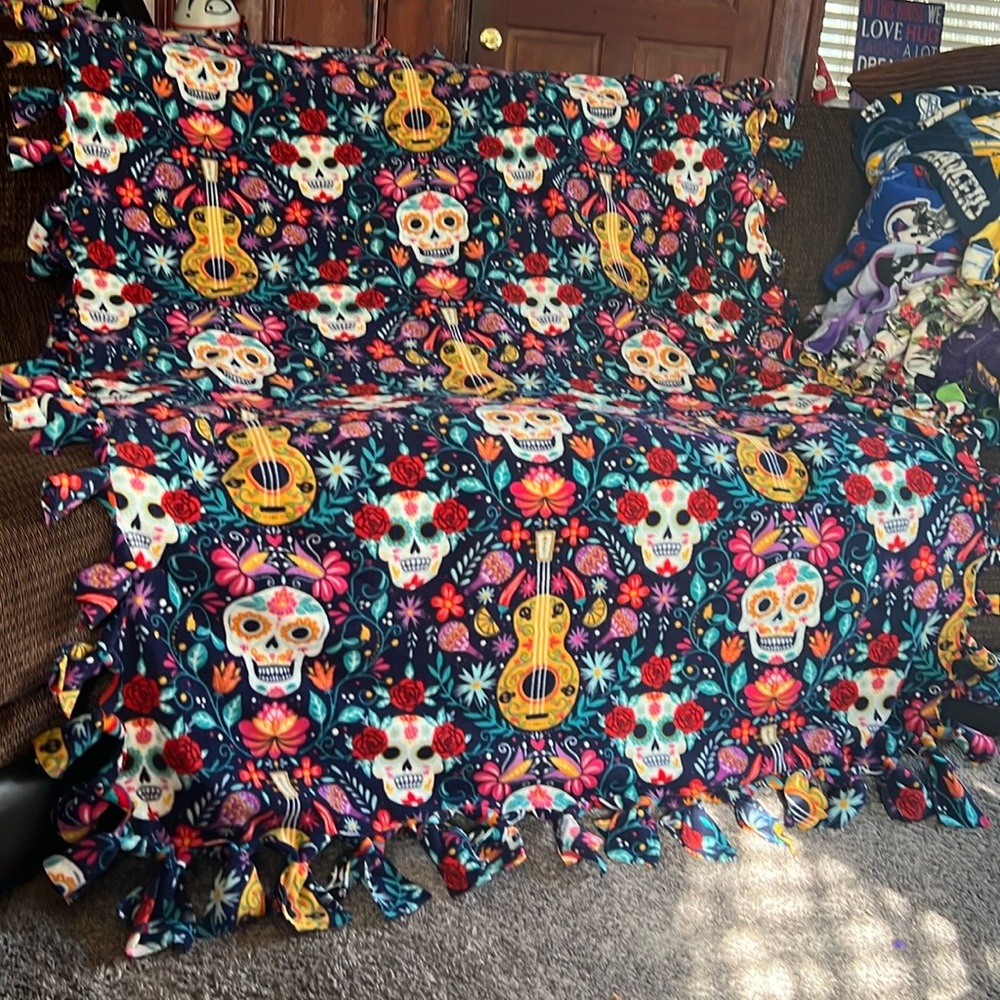 💀Sugar Skulls fleece blanket.las dulces Calaveras blanket. Day of the dead throw